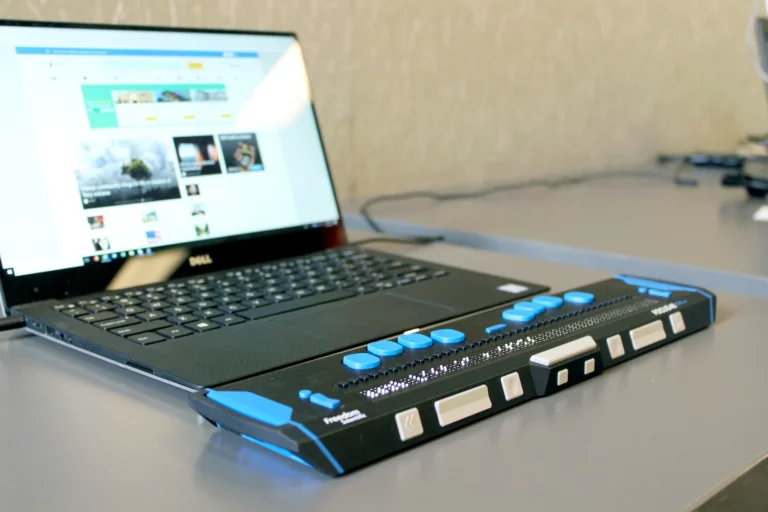 Computer mit Braillezeile und Computertastatur. Blindheitshilfe, Sehbehinderung.