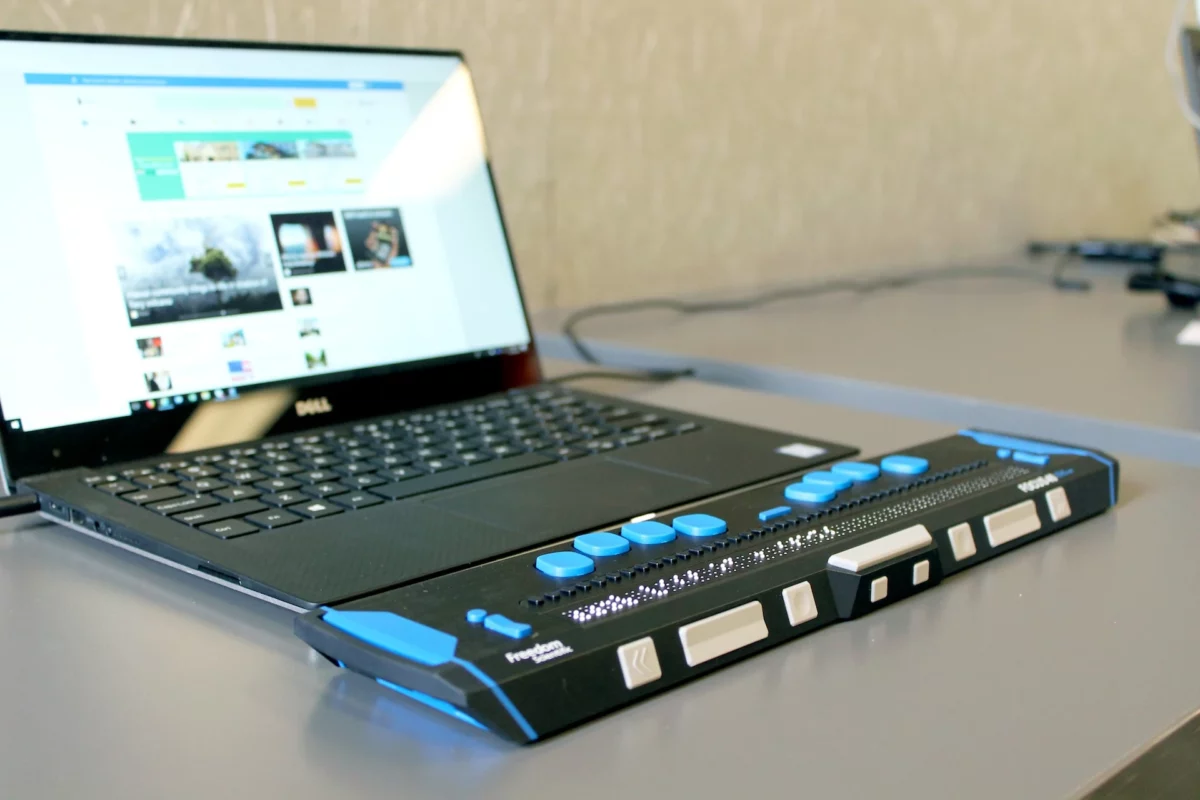 Computer mit Braillezeile und Computertastatur. Blindheitshilfe, Sehbehinderung.