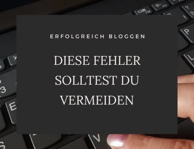 Ein Laptop im Hintergrund wo eine Hand auf einer Laptoptastatur ruht, während ein Textfeld mit der Aufschrift: Erfolgreich Bloggen- Diese Fehler solltest du vermeiden" im Vordergrund steht.