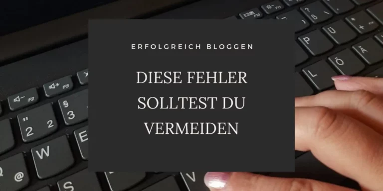 Ein Laptop im Hintergrund wo eine Hand auf einer Laptoptastatur ruht, während ein Textfeld mit der Aufschrift: Erfolgreich Bloggen- Diese Fehler solltest du vermeiden" im Vordergrund steht.